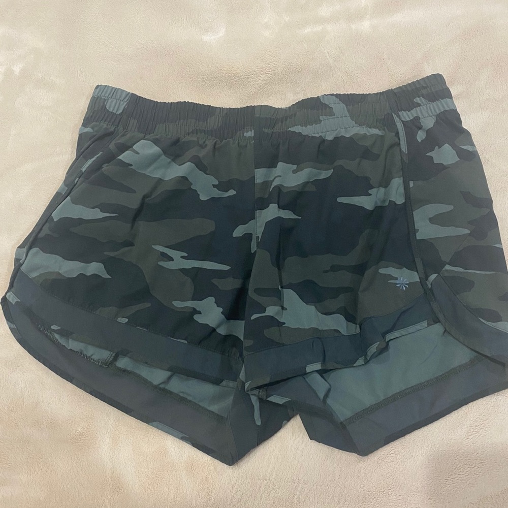 Athleta camo mesh racer 4” run shorts